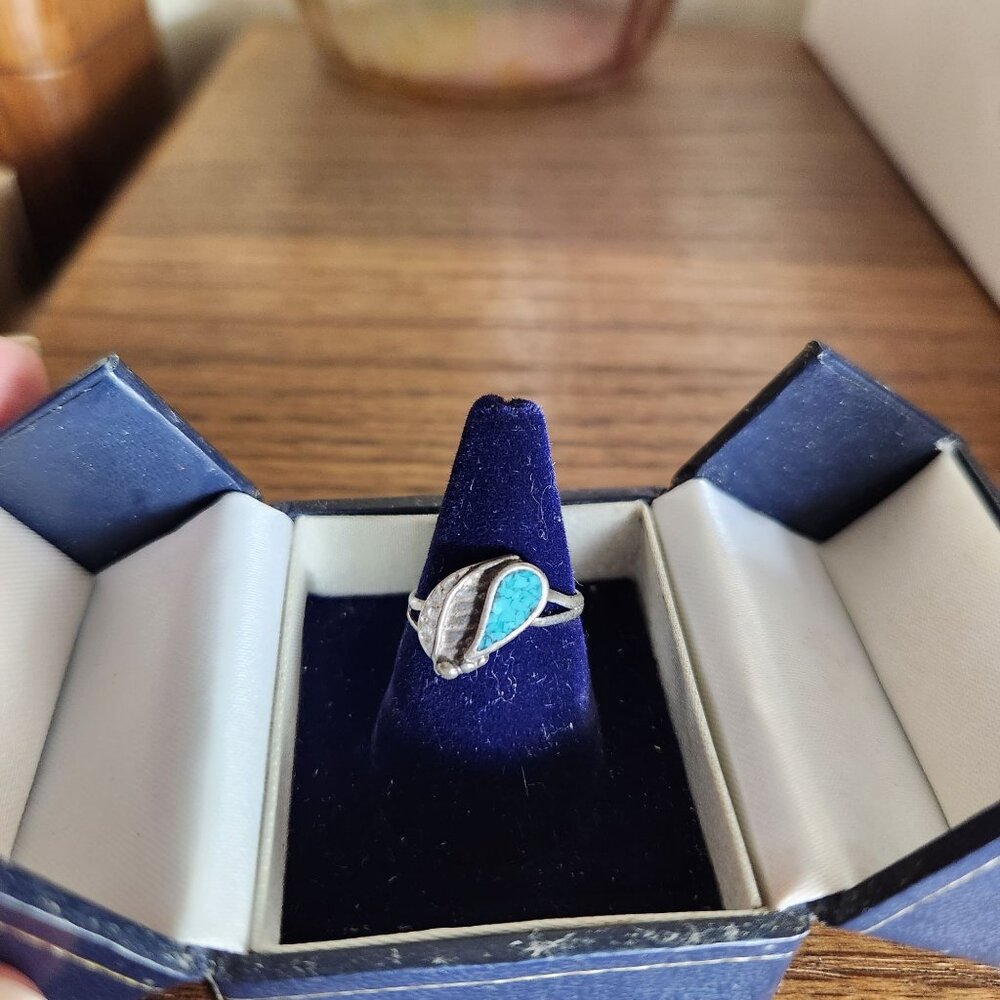 Vintage Sterling Crushed Turquoise Inlay Ring Size 6.5 Elegant Leaf Design Wome